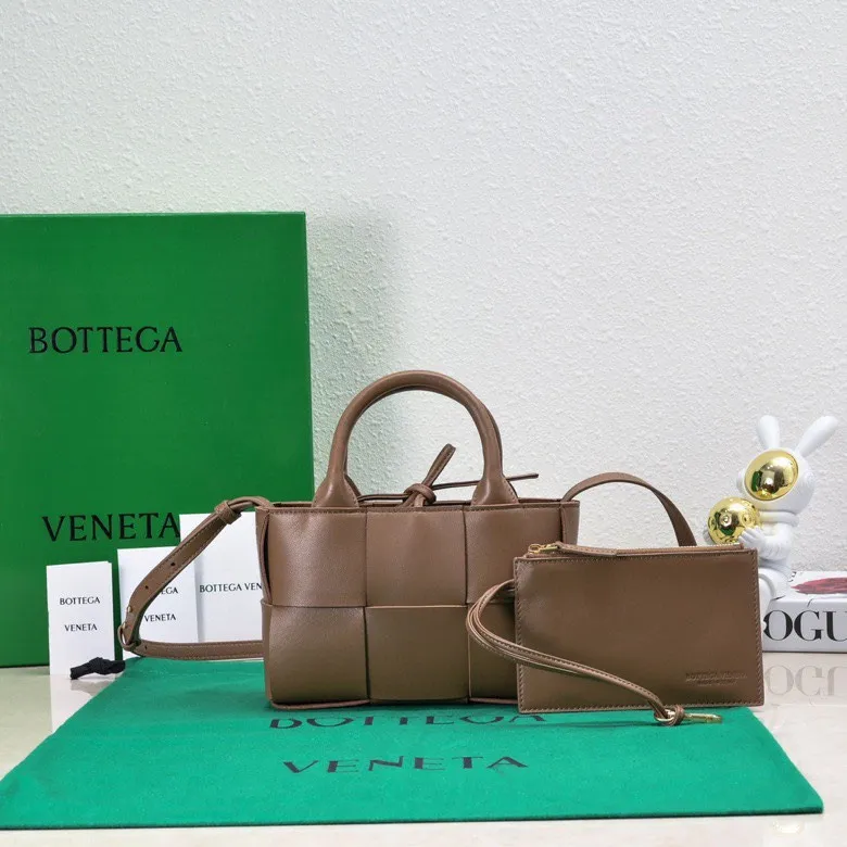Batch 1420 BV Candy Arco super mini tote bag. The size of a mobile phone 😋 can only hold cuteness 🥰 I have always been fond of tote bags because it has no complicated design, is simple and neat, and can be easily matched with daily clothes. Key points, key points! It is equipped with a detachable shoulder strap, so you can match your different looks. It is full of texture. Size: 20*7*13 Style number: 9895#